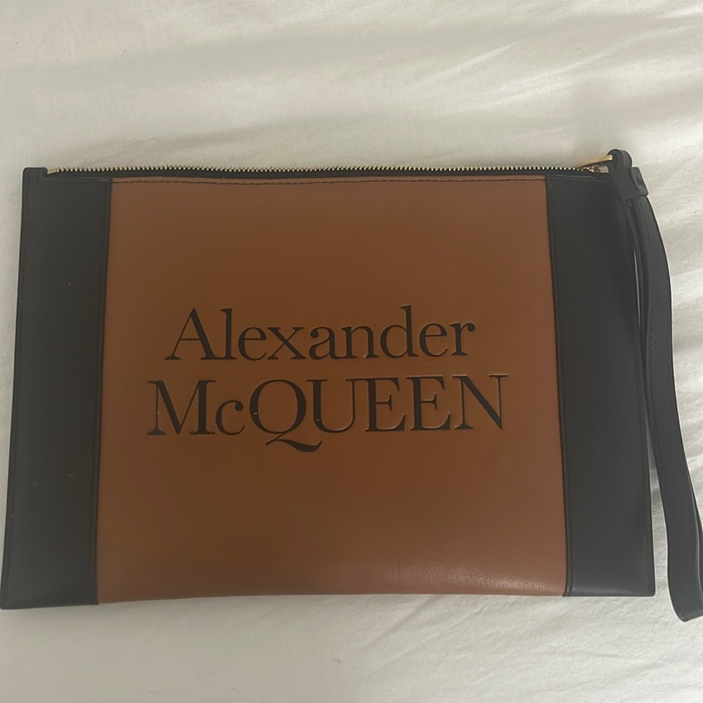 Gender: Women
Brand: ALEXANDER MCQUEEN
Product Name: Engraved logo hand strap